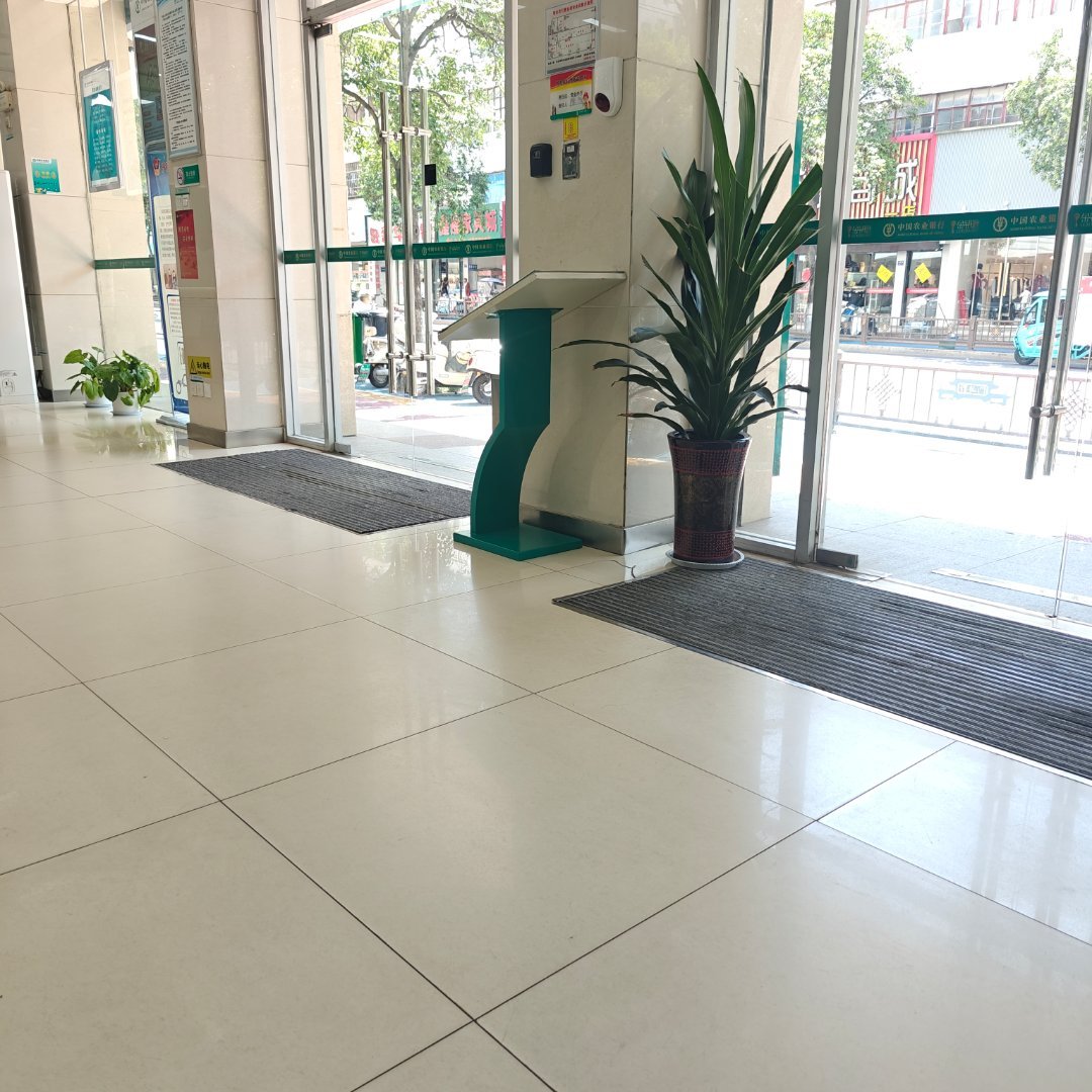陪儿子出来办点事顺便来逛下超市买点东西 ​​​