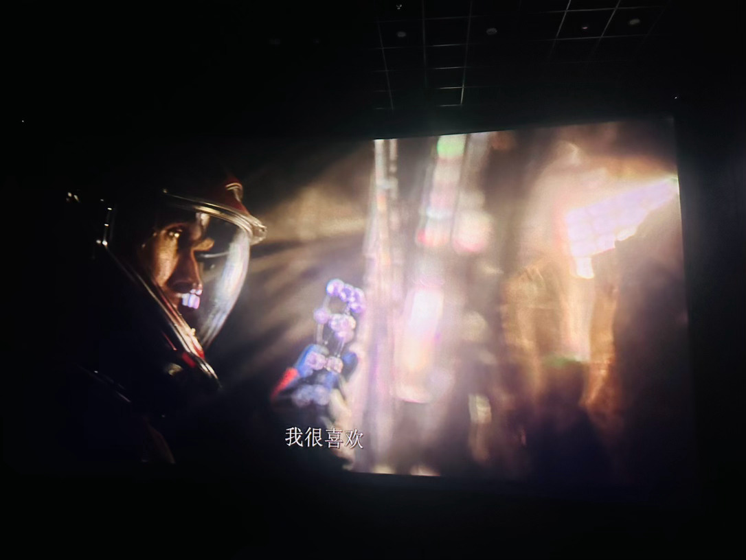 这真是没有史以来最可爱的一部科幻片！格雷斯：我没有像你那样的勇敢基因！同事：你不