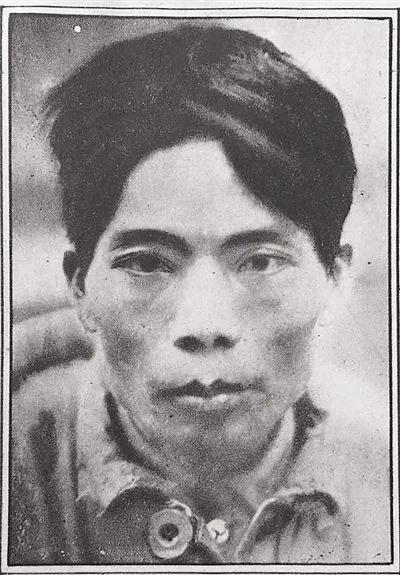 1932年，师长王文宇带领战士们和敌人血战，最后身边仅剩警卫员一人。于是，他派人