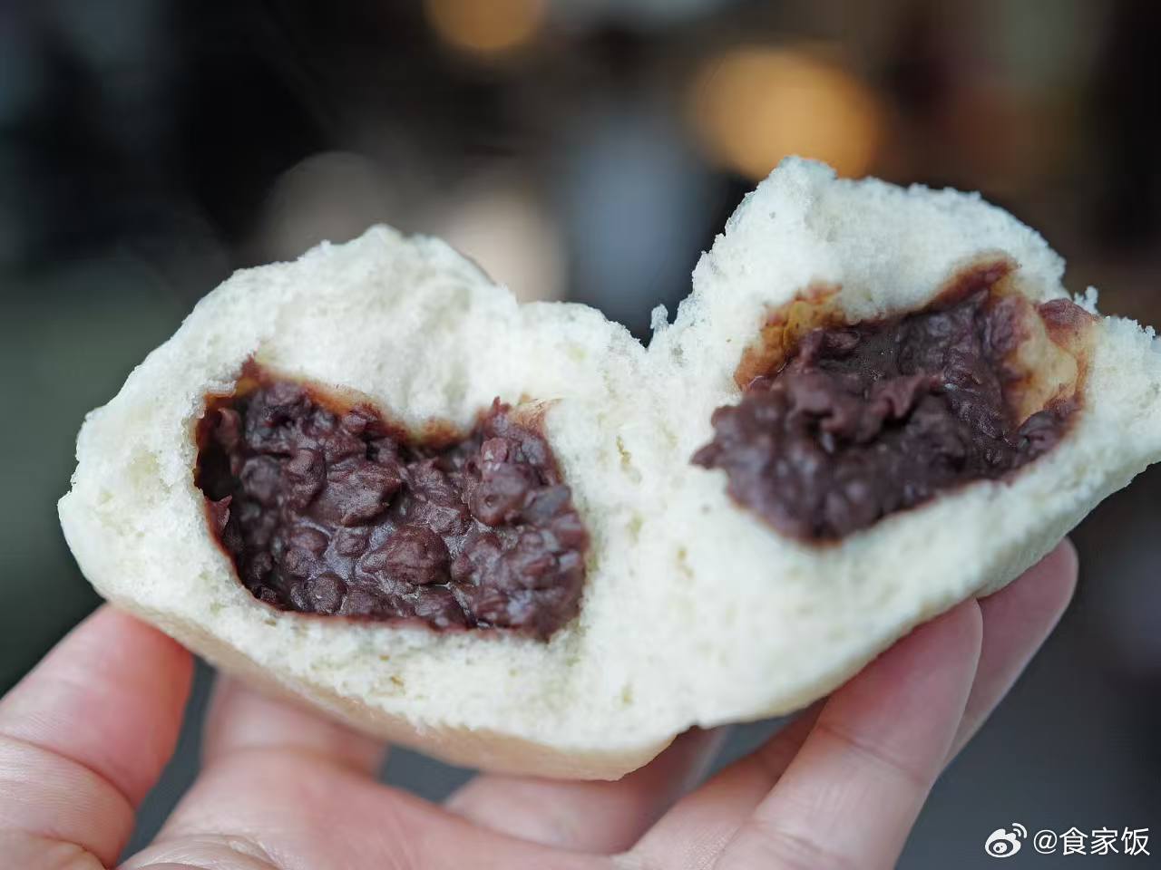 在床上喝牛奶红茶，吃上了热热闪送来的手工陈皮豆沙包。有一个这样的女朋友是什么体验