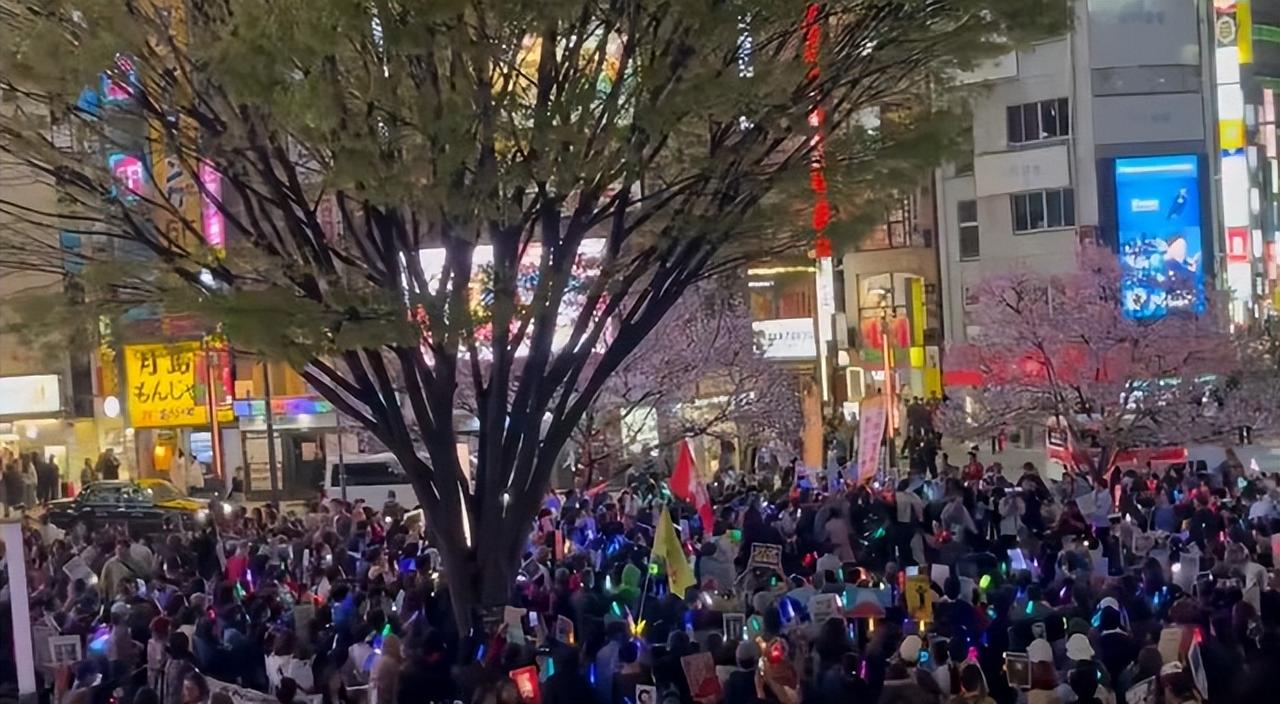 “高市向中国道歉！”日本民众发出正义呼声，右翼势力绝不会低头
-
东京新宿，街头