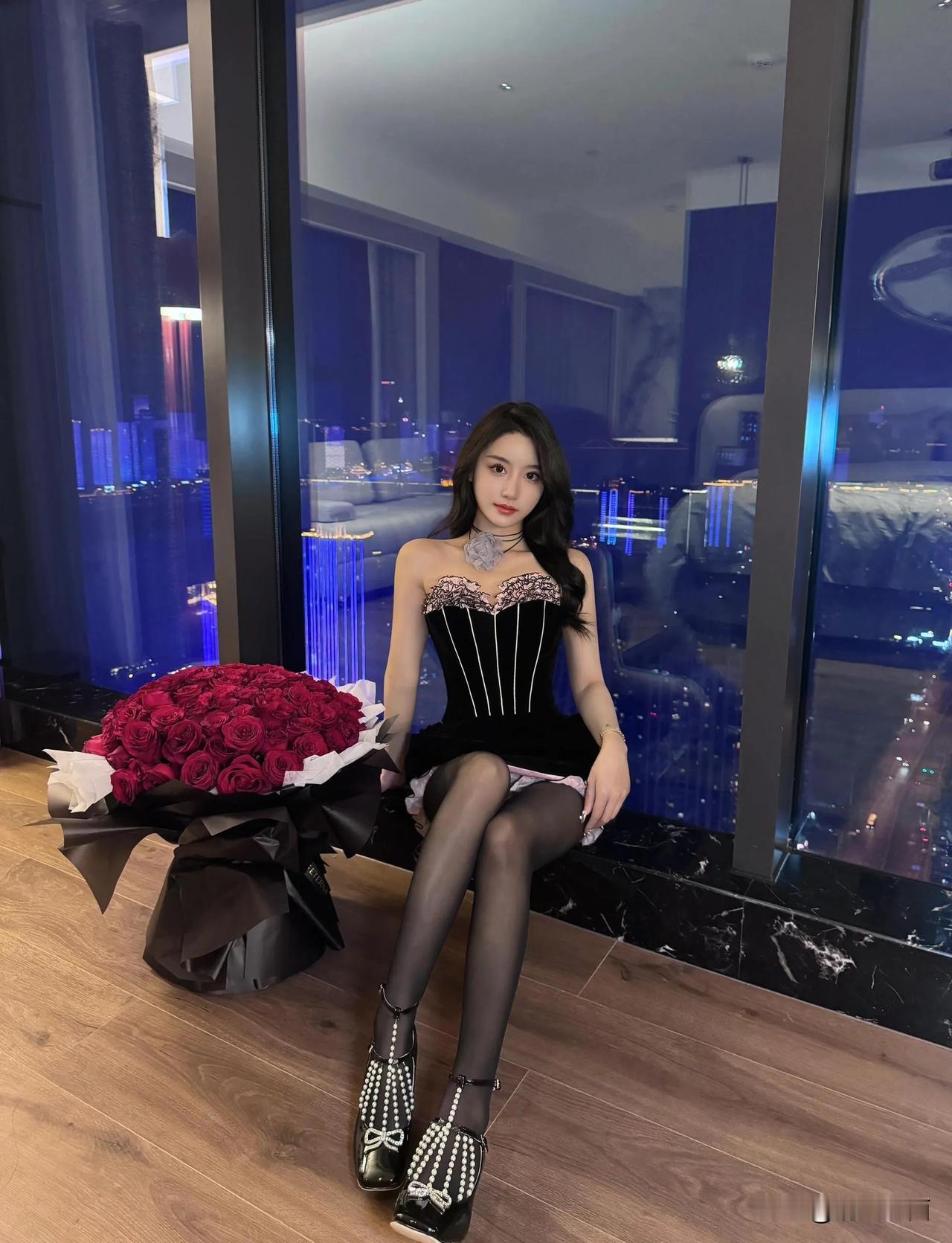 性感丝袜舞，红唇轻启笑。#迷人女神魅力展# #美娇娘美图分享# #靓妹倩影分享#