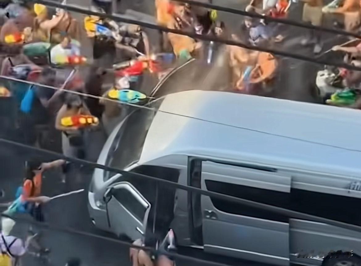 这哪是泼水节，简直是索命节。

2026泰国泼水节4月10日到16日七天之内，共