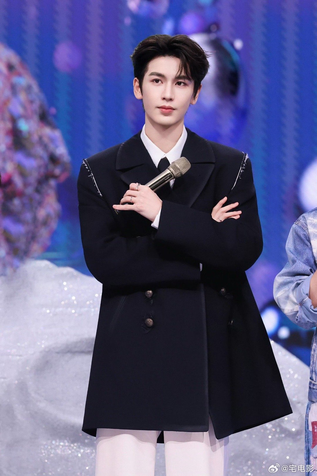 张凌赫你到底跟何炅说什么了你好星期六张凌赫俯身耳语的三秒，把全网的好奇心都拉到了