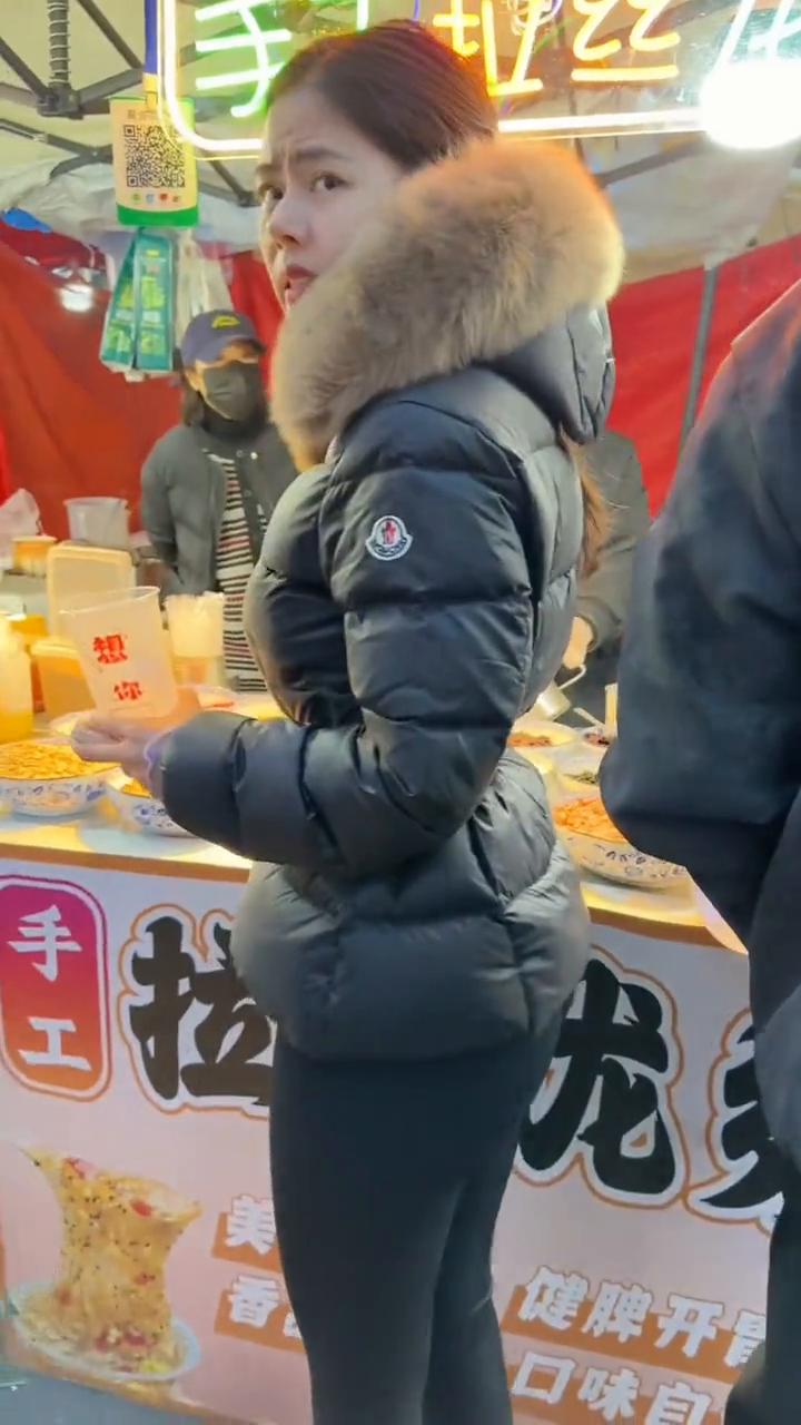 我们的羊肉串美味可口，香酥稚嫩，营养价值高，其肉质细嫩。