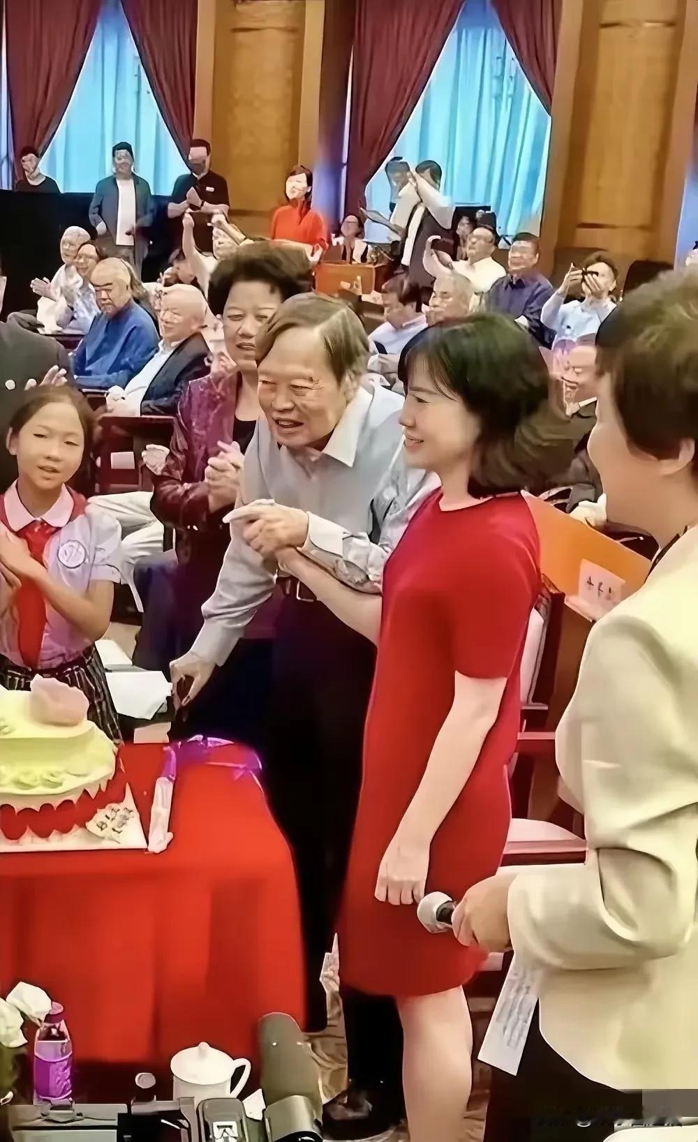 与其说他们是夫妻，还不如说翁帆就是杨老的私人生活秘书，负责照顾他的饮食起居，这个