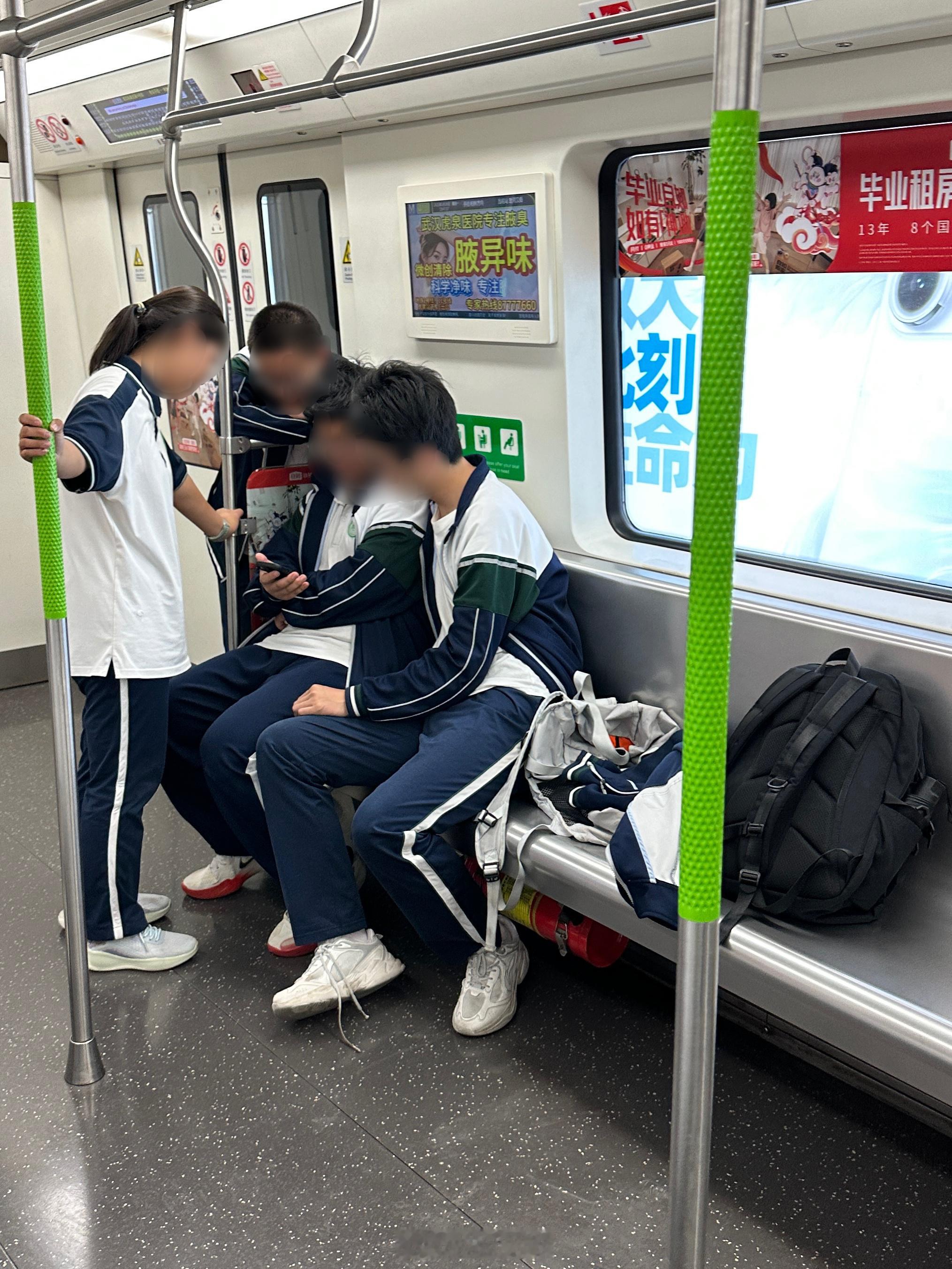 学生时期就是这样几个人看一个手机现在一个人一个手机 反而不好玩了[并不简单] ​
