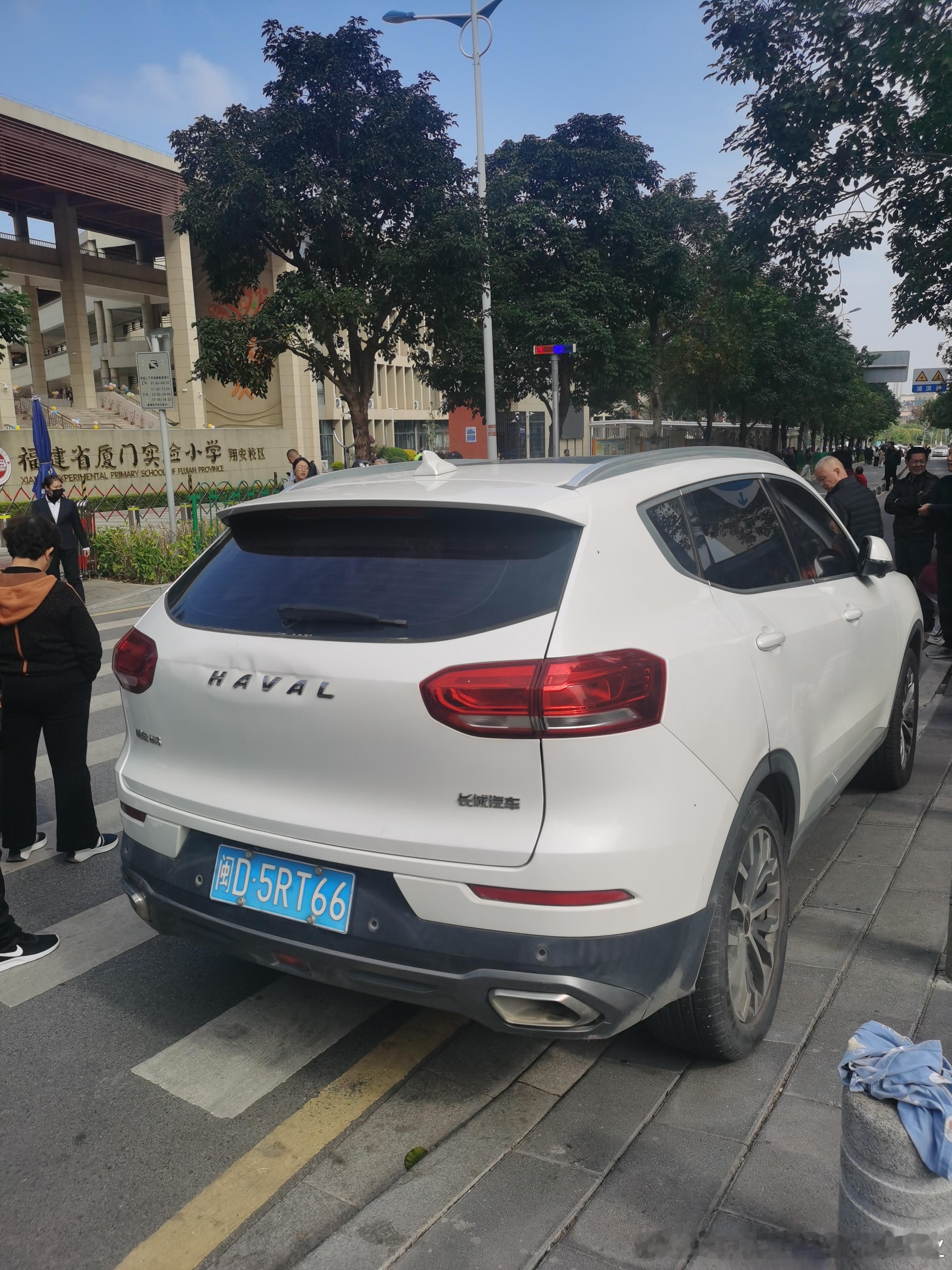 闽D5RT66车，违章停在斑马线不说，还阻挡住小学放学整队，怎么打电话都不接！呼