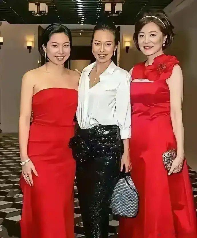 林青霞与两个女儿的合影照片，两位女儿都正值青春华年 