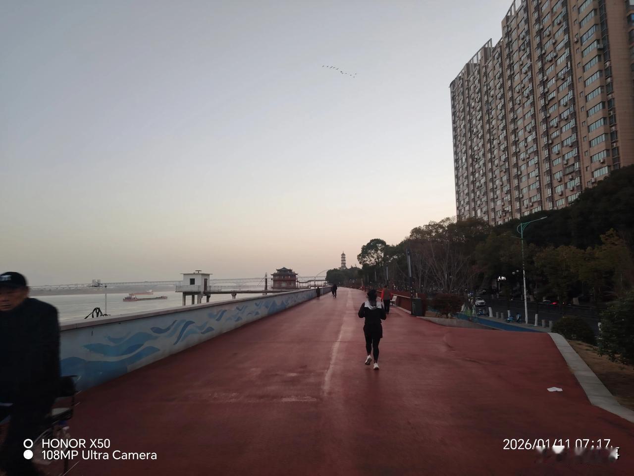 2026年1月11日长江岸边晨练“上头条聊CBA”