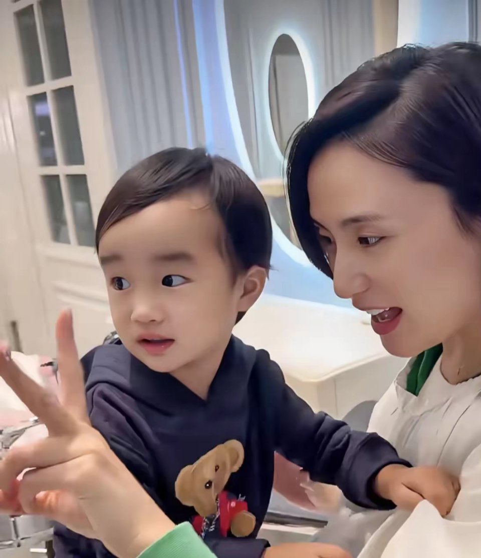 哇！李亚鹏家的小女儿真是越长越好看了！真的万幸不像爸爸，长得更像妈妈很清秀 