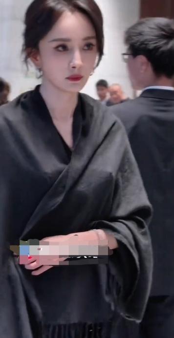 杨幂确实漂亮，五官精致深邃，是一位三百六十度无死角的美女，堪称绝色！

可是我总