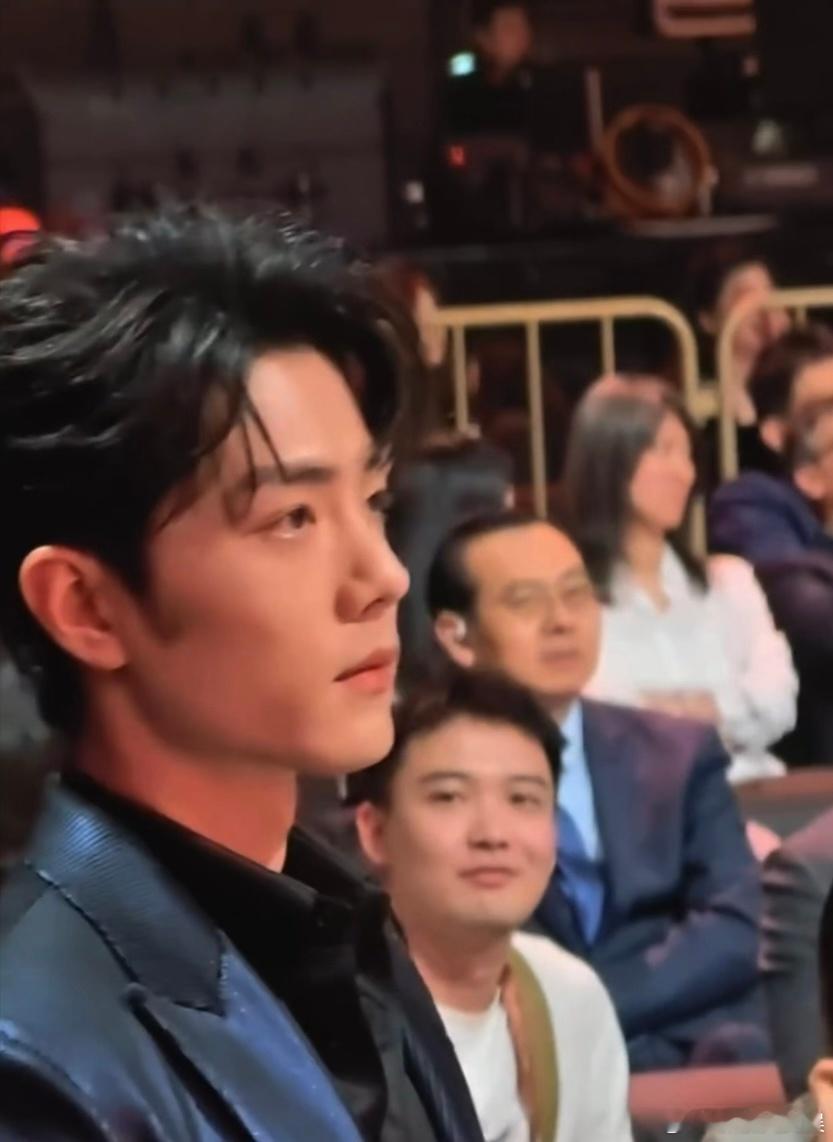 肖战给工作人员看迷糊了 肖战给工作人员看迷糊了，爱上肖战是人之常情~ 