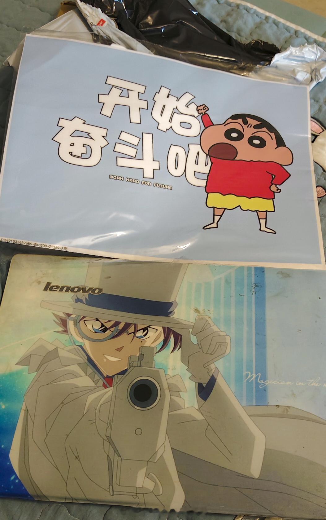 翻出压箱底的2014年老笔记本，键盘缝里的灰都快能种多肉了…当年贴的基德贴纸早就