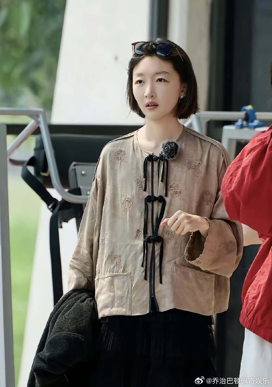 感觉周冬雨才是真的内娱的大女主。她想拍电影就拍，想演电视剧就演，没事就上上综艺《