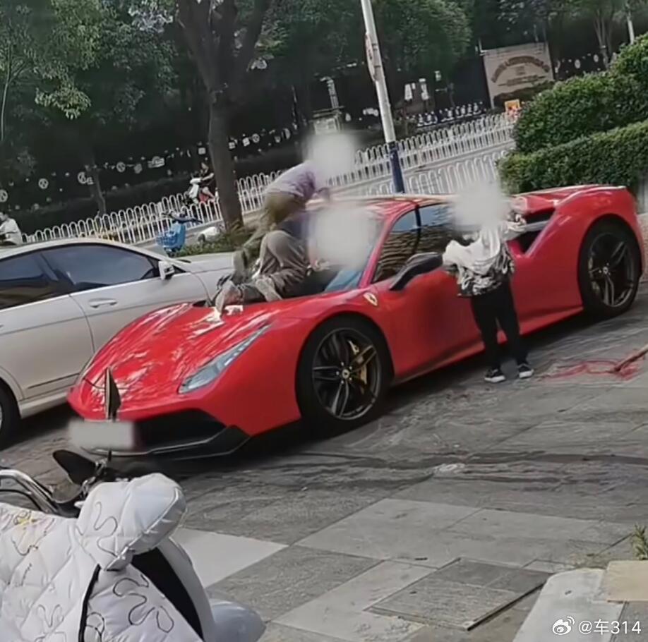 熊孩子爬到车上玩闹，这事情早就不是第一次发生了，只不过这次碰巧是个法拉利，被踩的