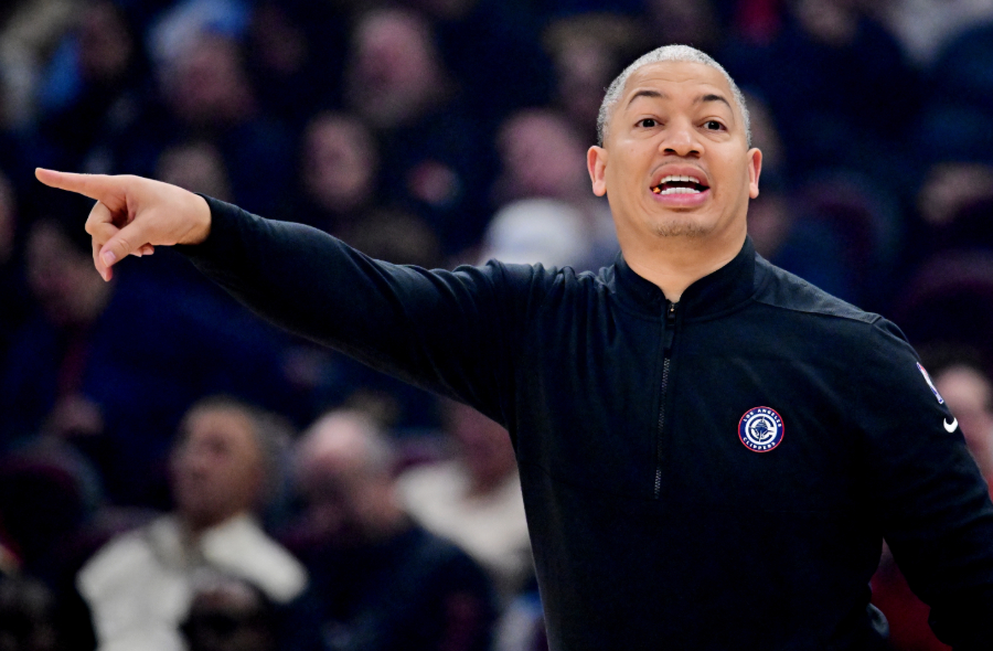 NBA常规赛，快船115-96大胜森林狼。赛后，快船主帅泰伦·卢接受了记者采访。