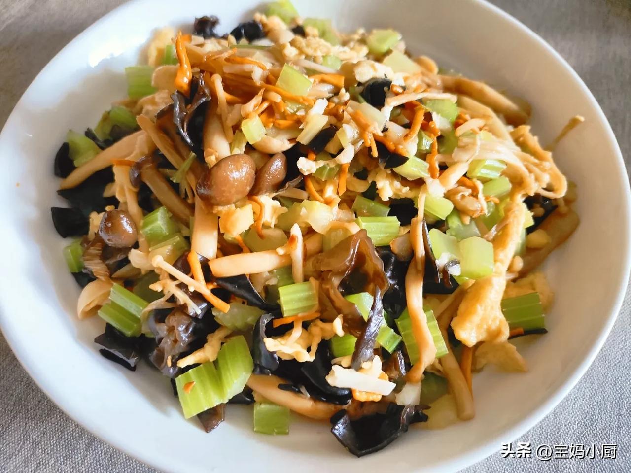 我们老两口的晚餐：菌菇杂蔬小炒，杂粮饭。
对于我们50左右的人群来说，吃这样的饭