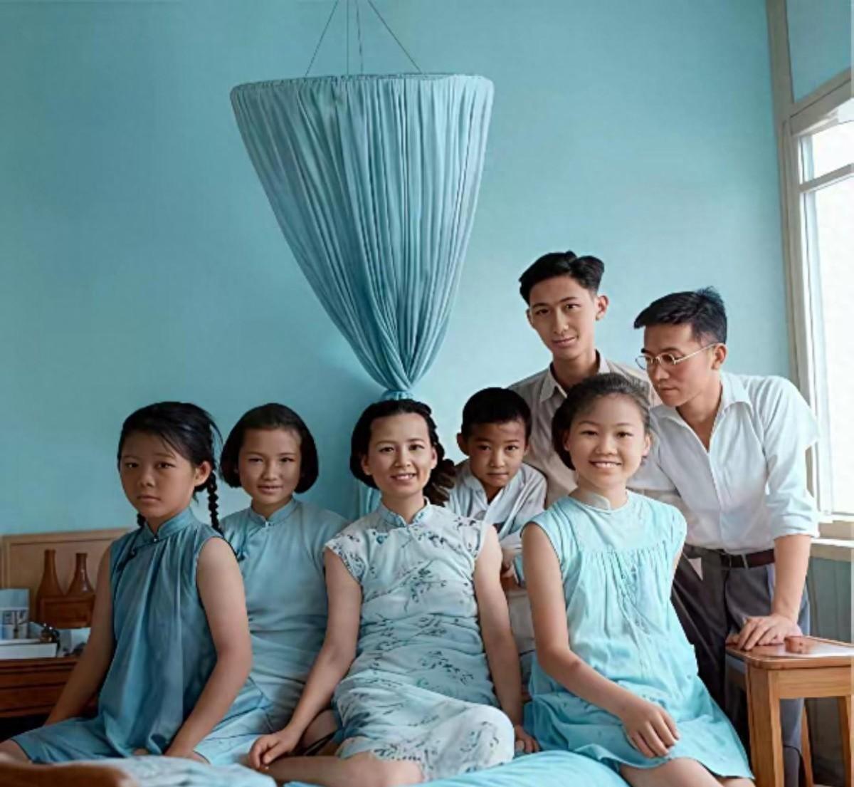 1942年李庄，林徽因38岁时身患重病，依靠病榻和家人一起留下了这张珍贵的合影