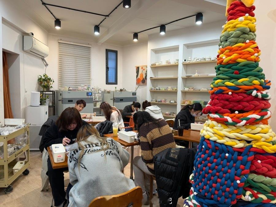 我给老年粉丝们介绍一下，啥叫拼豆。这玩意去年爆火，下半年开始，全国到处开店，年轻