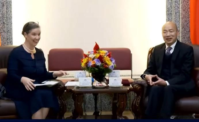 韩国瑜、江启臣闭门会见在AIT主席孙晓雅！江启臣先站着与孙晓雅英语作了简单交流。