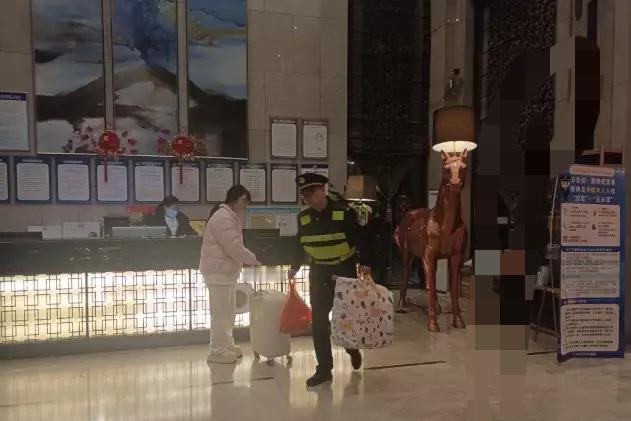 改成女生本来跟男朋友一块实习，半路吵架，男朋友把她扔到这里了

高速口的深夜救援