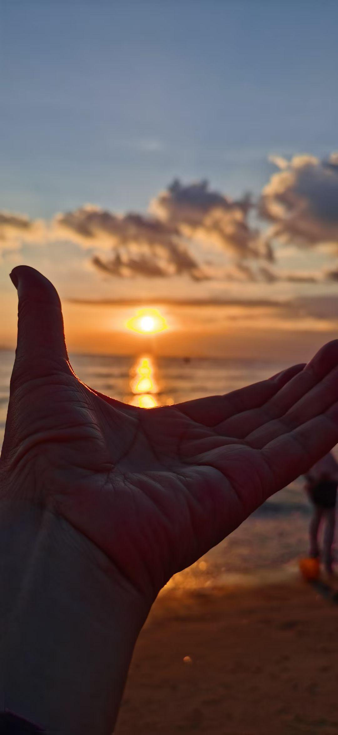 掌心摊开，盛住一整个海的落日，连波光都在掌纹里，流成温柔的诗行。
🌊 落日把金