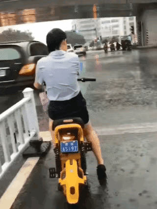 外表看似光鲜，实际却是挺不容易的。致敬每一位为生活打拼的普通劳动者。