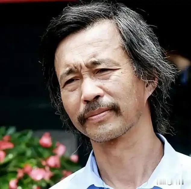 别小瞧了沈巍，这位被戏称为“知识渊博的流浪汉”的人，评起小品来，还真能入木三分。