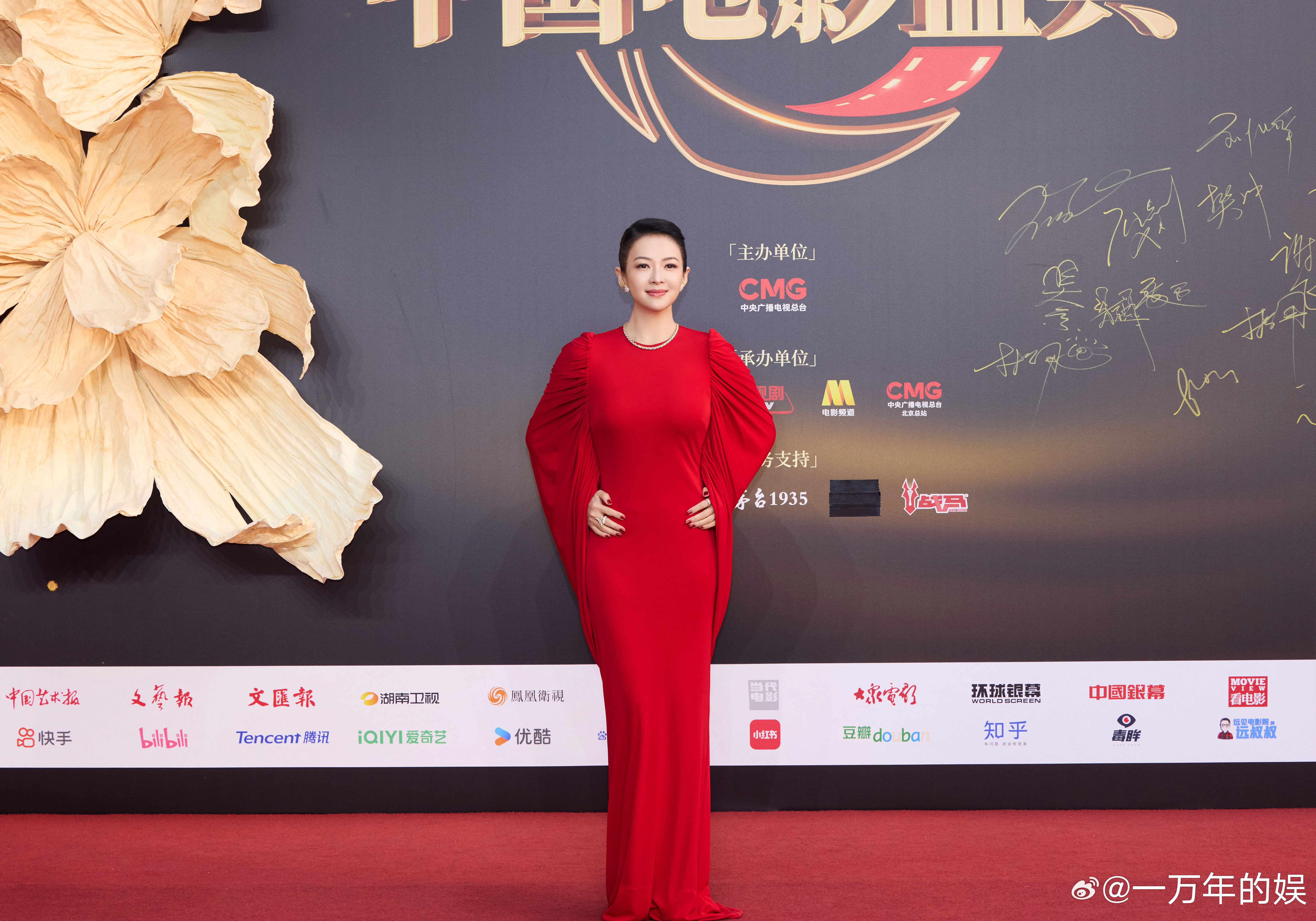 章子怡穿的比红毯还红 红裙比红毯更抢镜！与金色花朵布景融成一幅画，眼神里的故事感