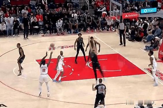 芬尼史密斯终于三分进了，大空位把握住了




芬尼史密斯终于进三分了，连续低迷