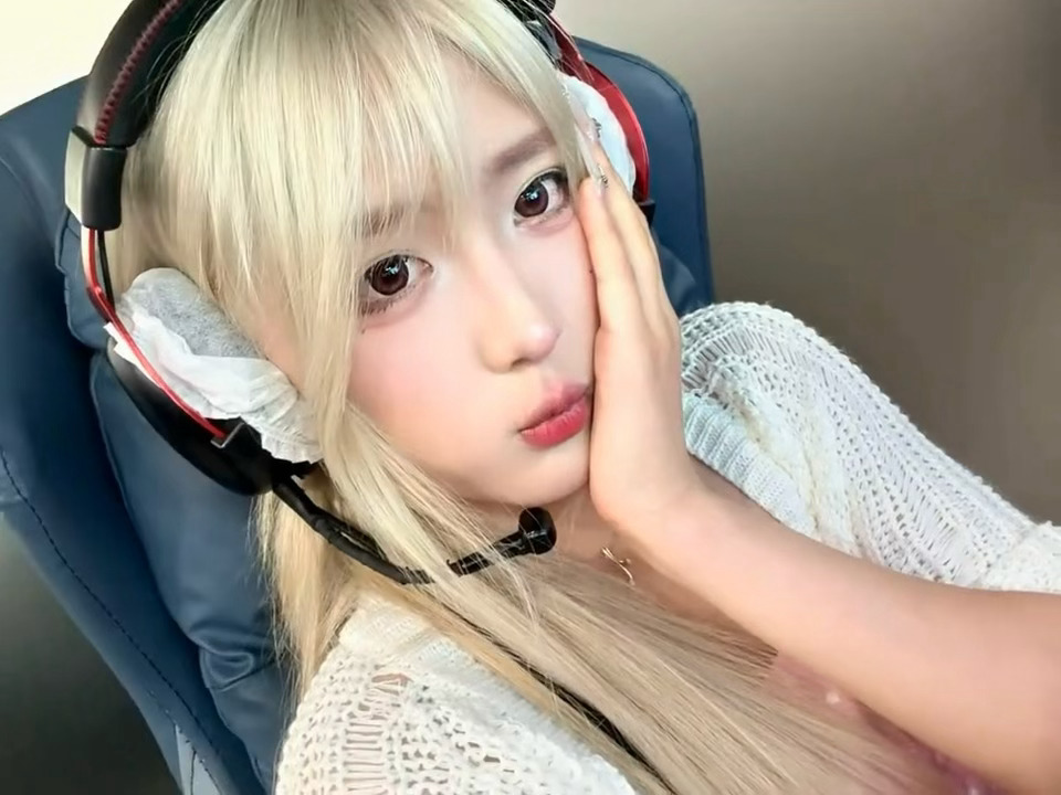 今日是网瘾电竞少女，耳机焊头上，坐等上分！ 