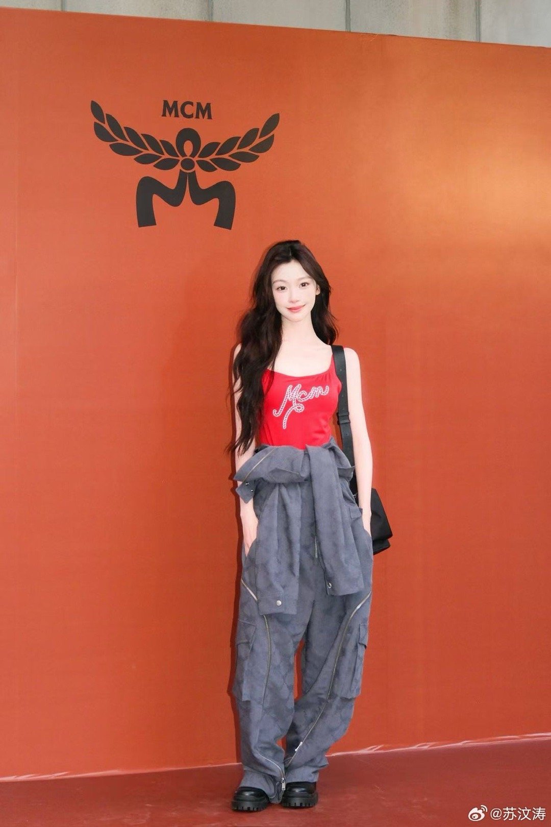 易梦玲模仿JYP顶胯 被易梦玲笑拥了！顶着美女脸干着搞笑事，JYP顶胯模仿得这么