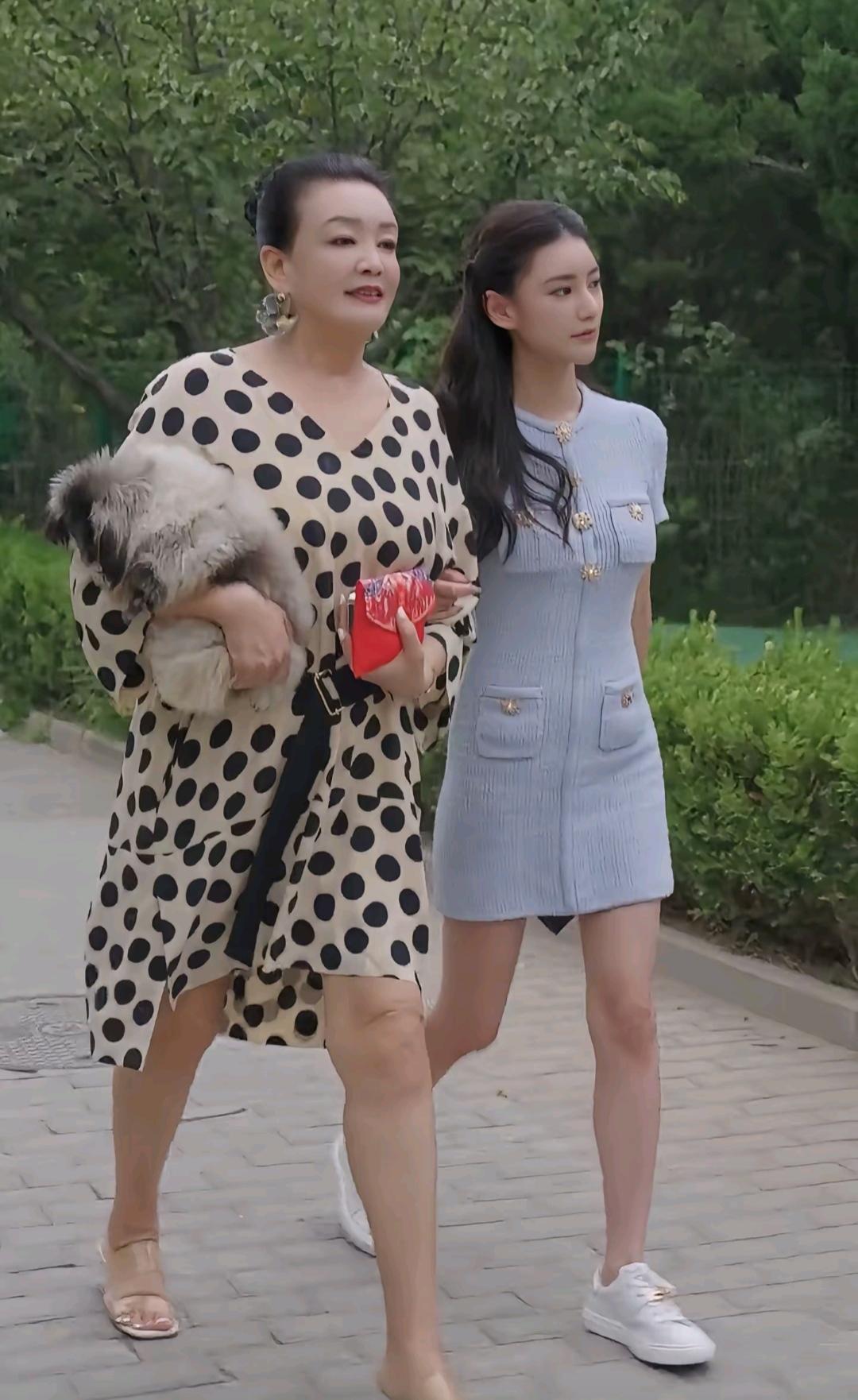 汪小菲这个台湾媳妇，
生完孩子后，
好像有点着急了，
张兰这回真学聪明了，马筱梅