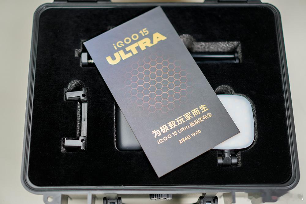 iQOO15 Ultra的发布会邀请函是一套直播套装，够实用的。作为首款性能Ul