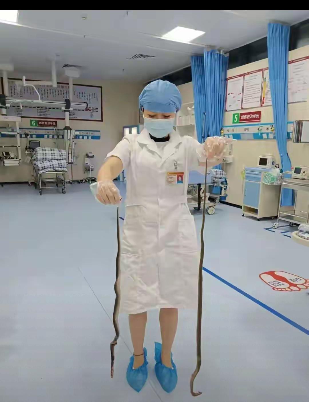 62岁阿叔网鱼竟“钓”出眼镜蛇大战！

62岁的罗叔去网鱼，结果网里蹦出两条眼镜