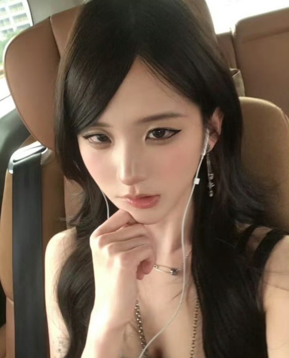 井川里予晒吸烟照很早她就不走纯欲路线了....换了新风格挺酷飒的，而且人家发在外