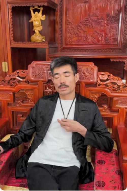 阿四对钱不感兴趣，就像我以前一样，一块牌子两三千万，就是买，你到百度搜一下，20