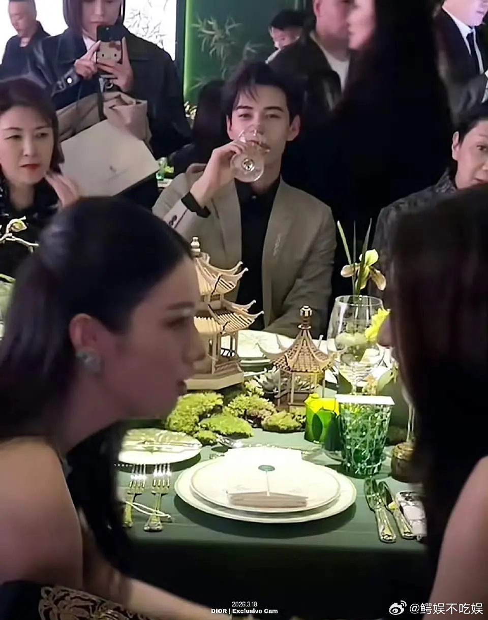 周也怎么又营销和王玉雯蛐蛐，中间陈星旭，已经三次了这次是迪奥高珠晚宴 
