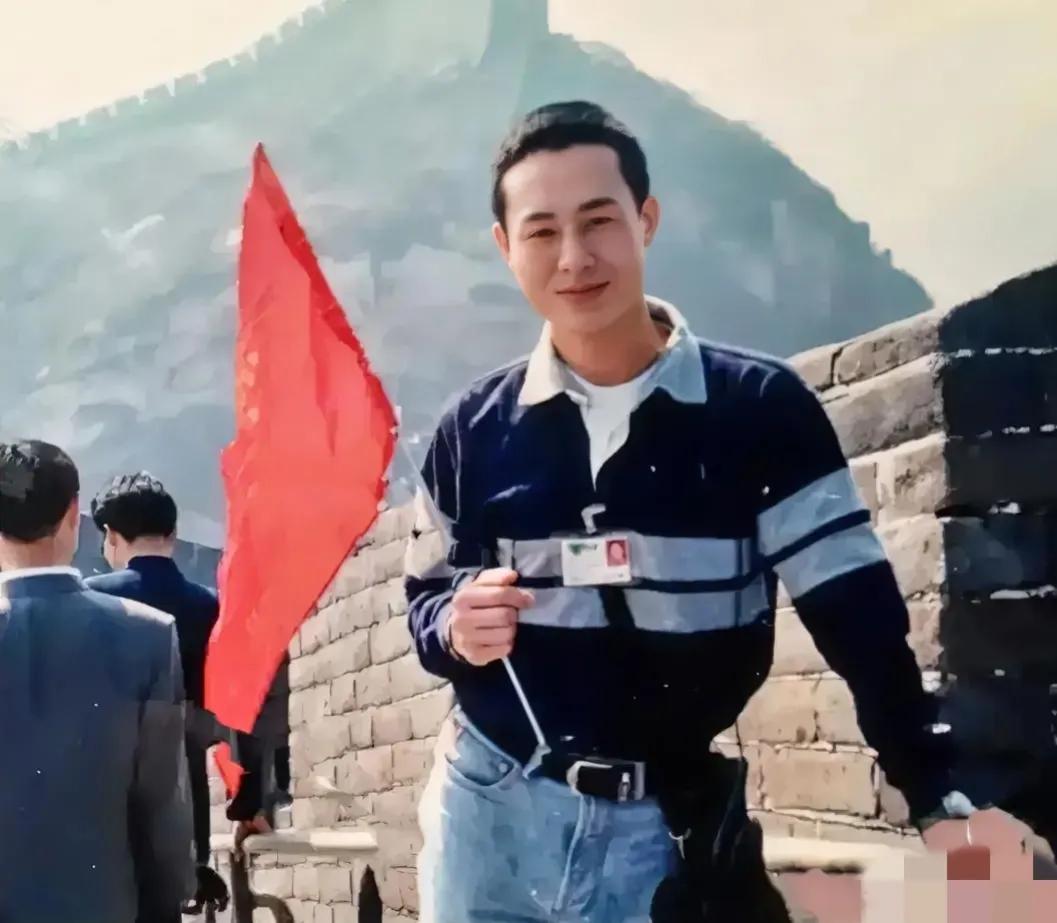 90年代，年轻的张颂文，一张罕见的留影，他的身上散发着一股浓厚的文艺气质，给人一