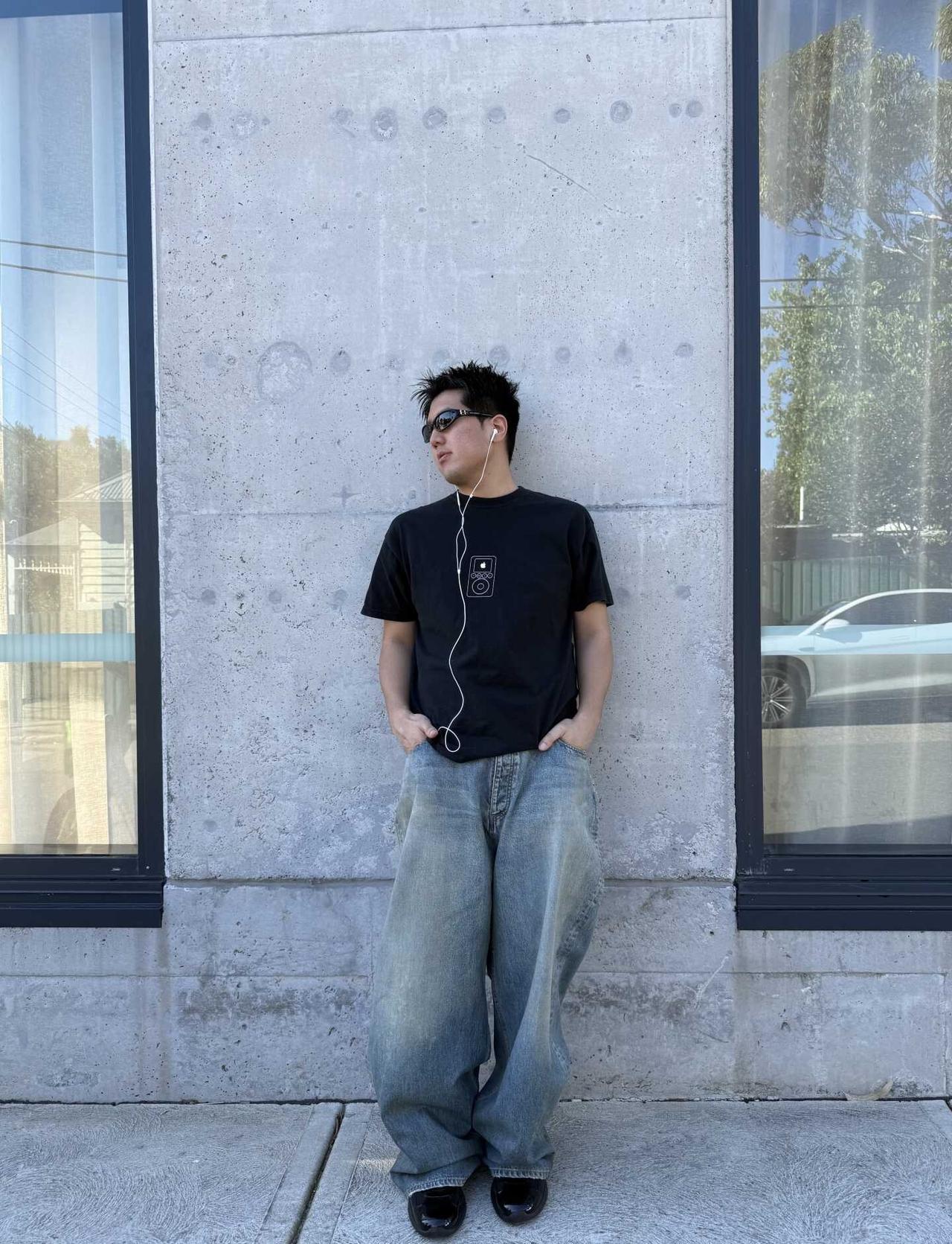 Bro离不开有线耳机了
今年明显感觉到有线耳机重新回到时尚圈的热潮。如今它不单只