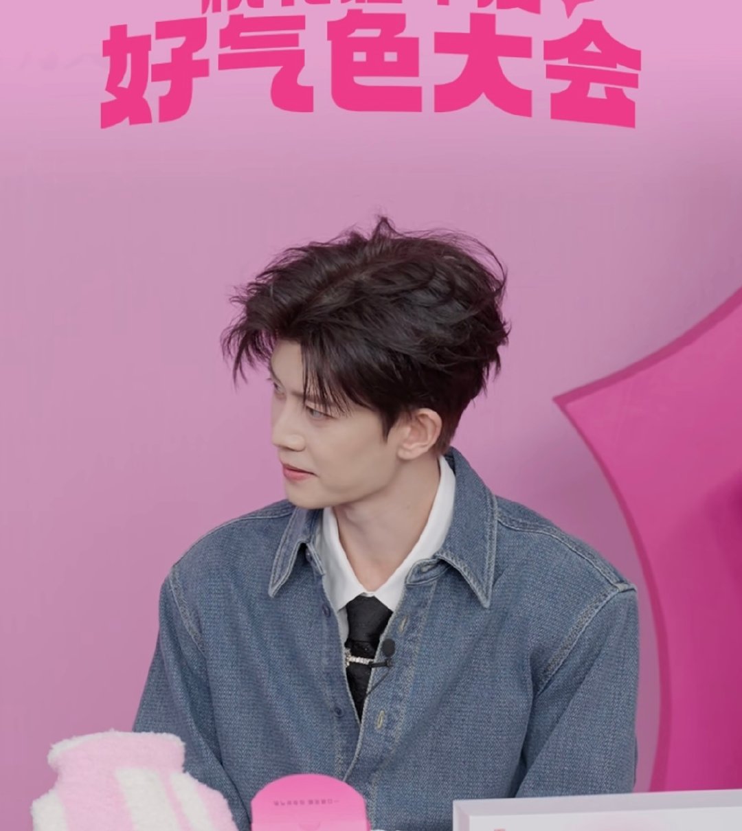 任嘉伦 括弧笑 救命！！怎么可以有人笑起来是真的很像标准的括弧一样啊，怪不得当初