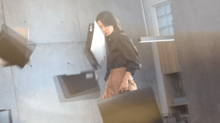 张小斐新剧一边上班一边输血开盘《开盘》海报真实复刻当代打工人现状。张小斐拎着输液