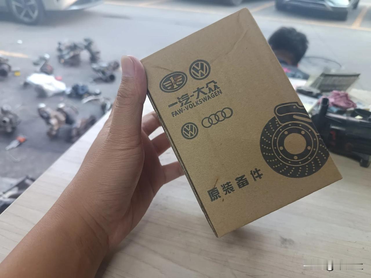 有时候想想，奥迪配件真不贵
2018年的A6L
车窗玻璃的升降开关坏了
原厂换一