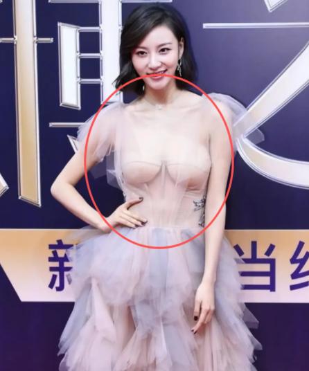 有个很奇怪的事情。

女人的胸部是隐私部位，陌生人看不得，更摸不得，那不是应该好