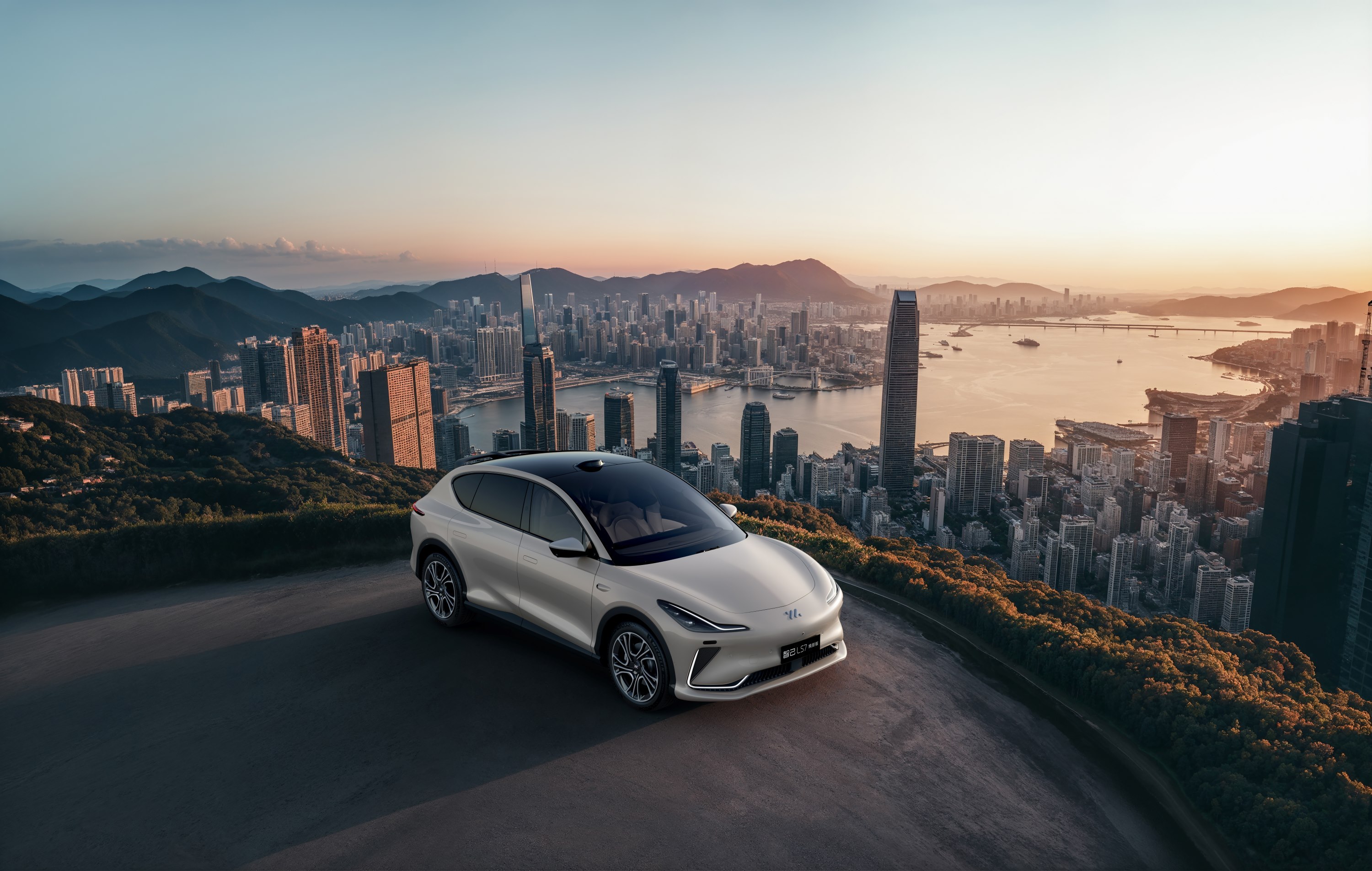 智己家目前最大的 SUV-LS7也更新了这是一台车长接近5米1，轴距超过3米的中
