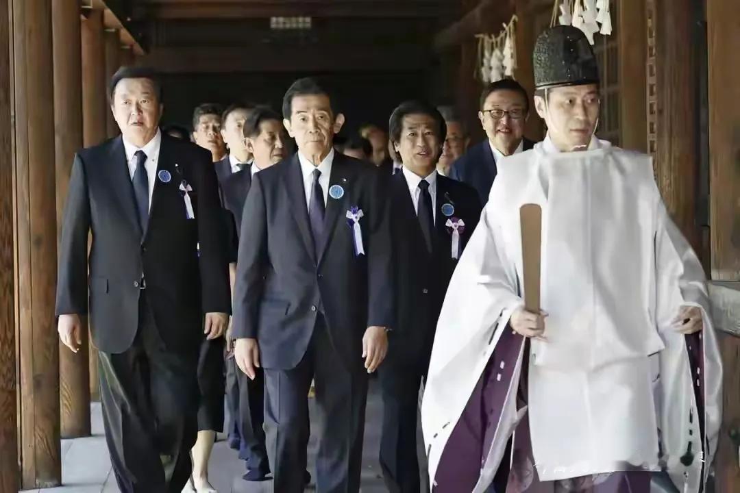 日本一边在历史问题上“打太极”，删教科书里的侵略史实、政客往供奉战犯的靖国神社跑