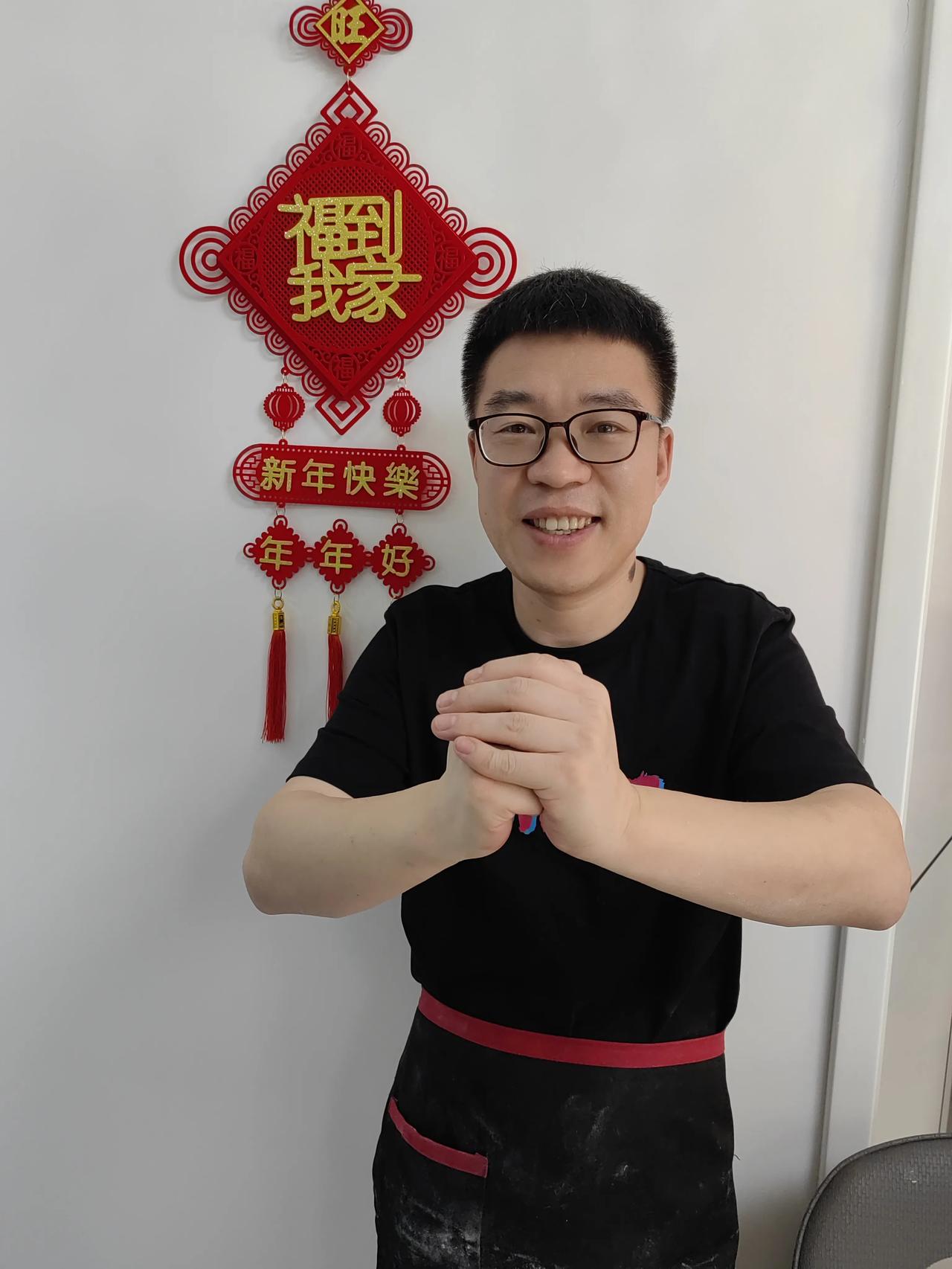 大年初一，长建及家人给大家拜年了，一拜兔年身体好，二拜全家没烦恼，三拜困难少又少