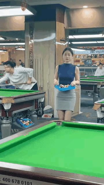 以前台球室里面有球童，
都是男服务员，服务也很简单，
就是递递球杆，
送送饮料之