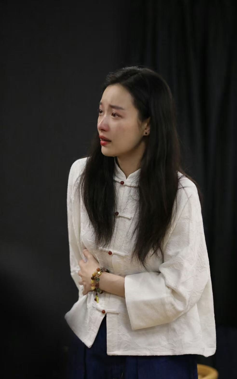 倪妮2集哭了15次隐身的名字 两集15次落泪，倪妮愣是把任小名的每一滴眼泪都赋予